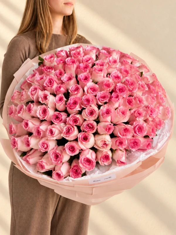Букет "Mandala Rose" L из роз — «Mandala Rose L» — гармоничный букет из 101 розы.